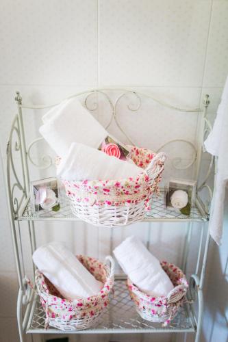 a wire rack with baskets and towels on it at Casa Papiro in Lipari