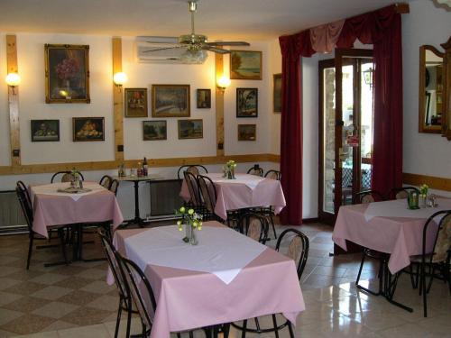 En restaurant eller et andet spisested på Kántás Panzió Tihany