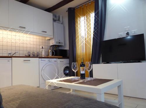 una cocina con mesa y 2 copas de vino en San Leonardo House Bologna, en Bolonia