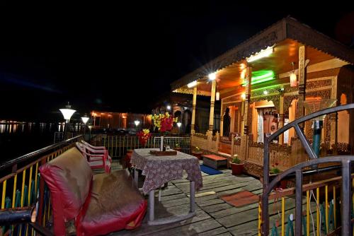 Restorāns vai citas vietas, kur ieturēt maltīti, naktsmītnē Lake Palace Group Of House Boats