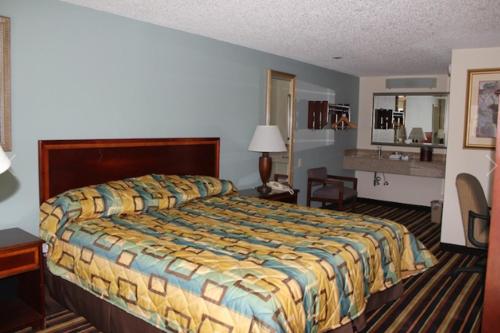 Habitación de hotel con cama y escritorio en Somatel Goodlettsville, en Goodlettsville