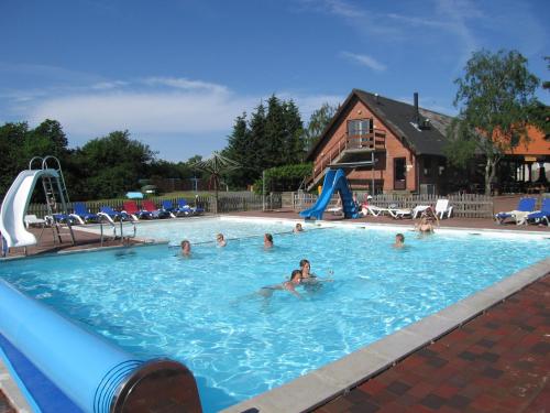 un grupo de personas en una piscina en Lyngholt Family Camping & Cottages en Allinge