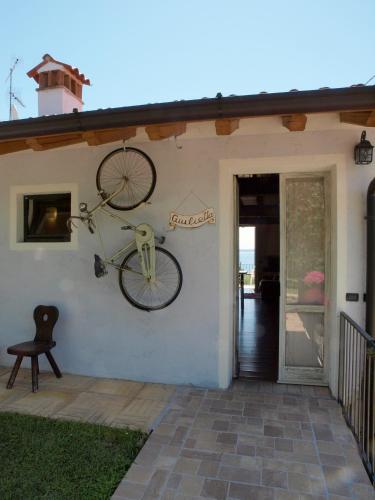 a bike hanging on the side of a house at Agriturismo 30 in Moniga