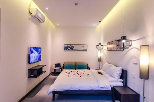 a bedroom with a large bed in a room at Elsewhere Hotel Inn North Street Branch in Pingyao