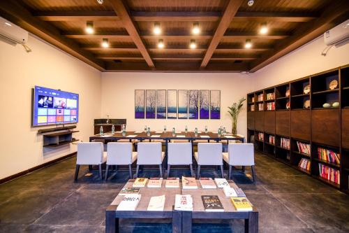 平遥Elsewhere Hotel Inn North Street Branch的一间会议室,配有大桌子和椅子