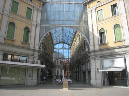 a building with a glass ceiling in a street at Le Maschere in Mestre