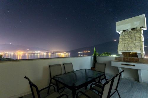 Balkoni atau teres di White Olive Villa