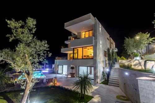 obraz domu w nocy w obiekcie White Olive Villa w mieście Herceg Novi