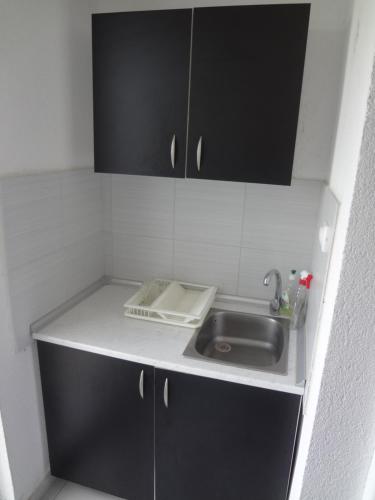 Kuchyň nebo kuchyňský kout v ubytování Apartments 64