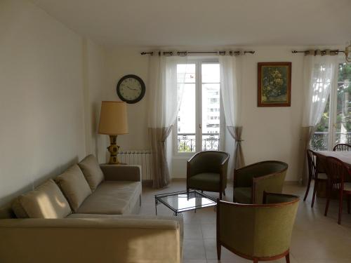 A seating area at Aix Appartements