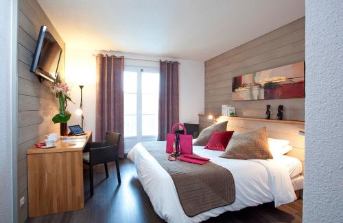Una habitación de hotel con una cama con un bolso rosa. en Brit Hotel du Golf Le Lodge, en Salies-de-Béarn