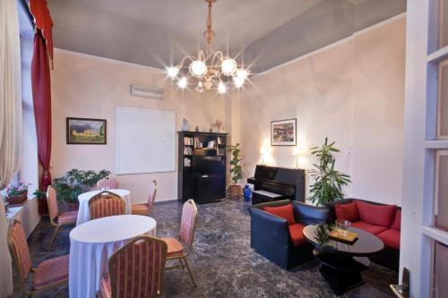 ein Wohnzimmer mit einem Sofa und einem Tisch in der Unterkunft Vassilikon Hotel in Loutraki