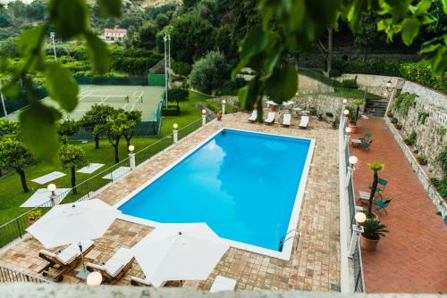 O vedere a piscinei de la sau din apropiere de Villa Pulejo