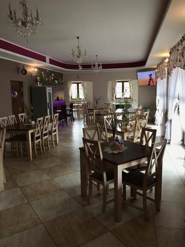 Un restaurante u otro lugar para comer en Gościniec Oaza Sorkwity