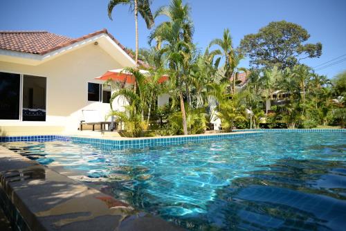 una piscina frente a una casa en Bangsaray Villa, en Bang Sare