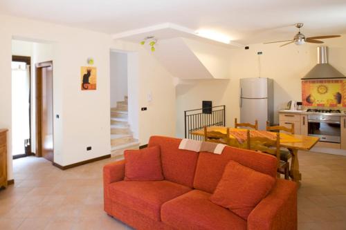 uma sala de estar com um sofá e uma mesa em Casa Cipriano large beautiful Apt 120 m2 and small adorable Studio monolocale 23 m2 em Torretta