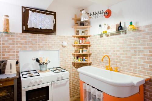 uma cozinha com um fogão branco e um lavatório em Casa Cipriano large beautiful Apt 120 m2 and small adorable Studio monolocale 23 m2 em Torretta
