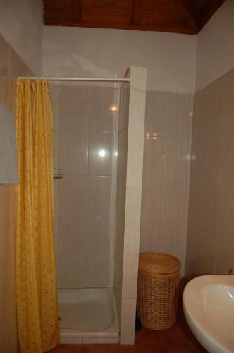 a shower with a yellow shower curtain in a bathroom at Casa el Anden in El Cedro