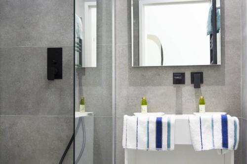 une salle de bain avec deux lavabos et un miroir dans l'établissement MY CASA - 48 GIOFFREDO - NEAR PLACE MASSENA, à Nice