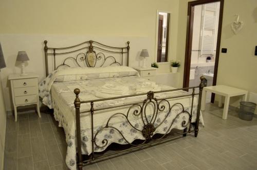 CalossoにあるL'Antico Fienileのベッドルーム1室(錬鉄製のフレーム付きベッド1台付)