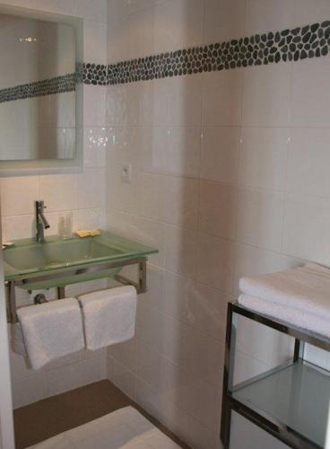 Koupelna v ubytování Hotel Le Suroit
