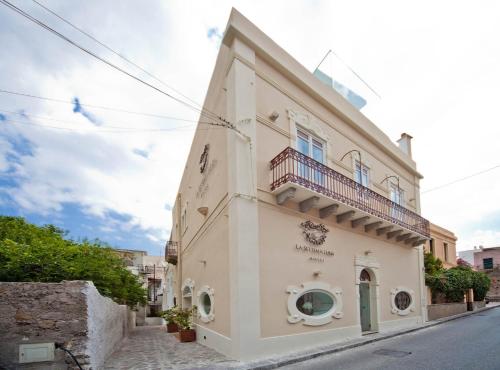 a building with a balcony on a street at La Settima Luna Hotel in Canneto