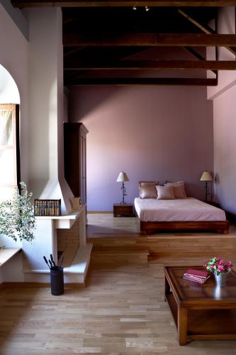 a bedroom with a large bed and a table at Ilakia in Tholón