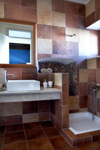 a bathroom with a tub and a sink at Ilakia in Tholón