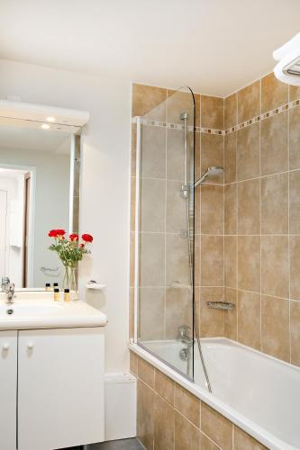 Bilik mandi di Residhome Paris Saclay " Bures sur Yvette "