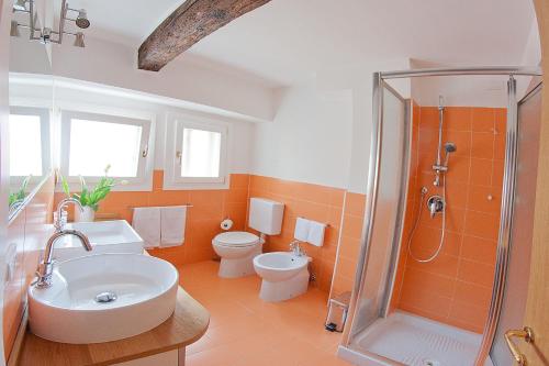ห้องน้ำของ Appartamento Calle dei Preti info at yourhomefromhomeinvenice-venicerentalapartments dot it