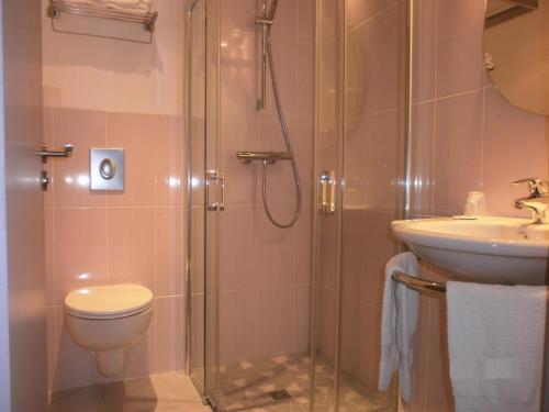Koupelna v ubytování Hôtel des Rosiers