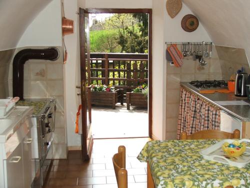 cocina con mesa y puerta que da a un patio en Antica Casa Ortensia, en Riva del Garda
