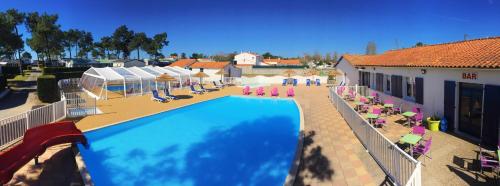 una vista aérea de una piscina en un hotel en Camping Les Violettes, en La Faute-sur-Mer