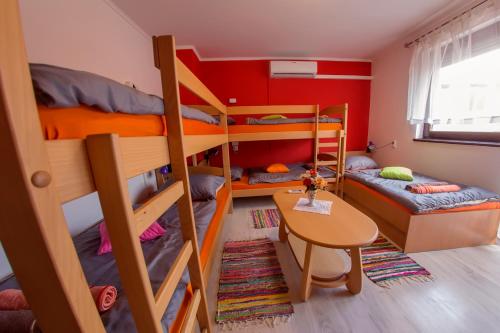 Двухъярусная кровать или двухъярусные кровати в номере Guesthouse Adi
