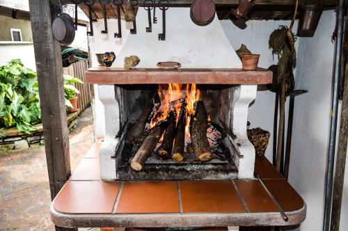 PapasideroにあるinLao The holiday homeのキッチン(コンロ、暖炉付)