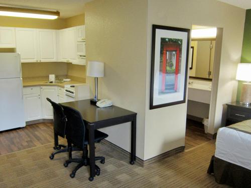 a room with a desk and a bed and a kitchen at Extended Stay America Suites - Chicago - O'Hare - Allstate Arena in Des Plaines