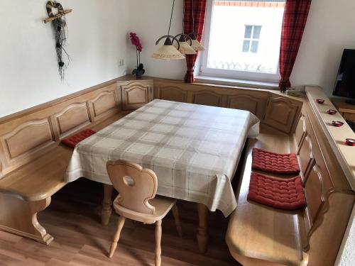cocina con mesa y sillas en una habitación en Ferienwohnung Familie Ober en Rotthalmünster