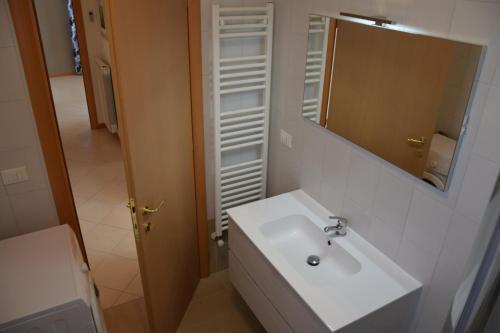 bagno con lavandino e specchio di Milano Dune Family Apartment a Lido di Jesolo
