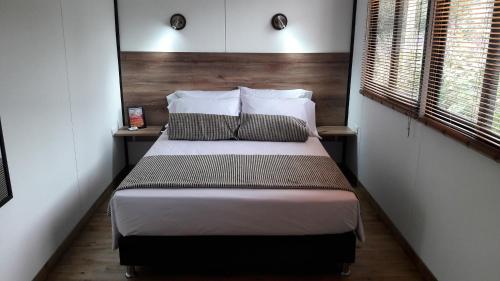 a bedroom with a bed and a window at Star Hostal - Club De Tenis in Rionegro