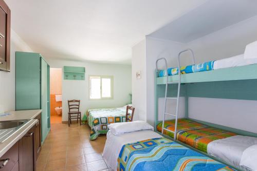 Ένα ή περισσότερα κρεβάτια σε δωμάτιο στο Villaggio Club Degli Ulivi