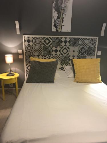 Ένα ή περισσότερα κρεβάτια σε δωμάτιο στο Hôtel Le Mistral