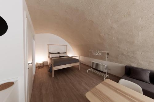 Cette petite chambre comprend un lit et un canapé. dans l'établissement La Chiocciola sui Sassi, à Matera