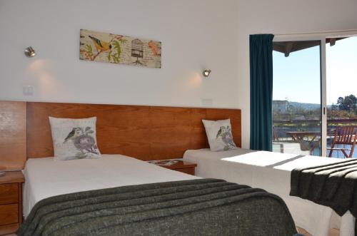 Кровать или кровати в номере Praia das Rocas Bungalows