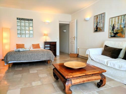 un salon avec un canapé et une table dans l'établissement Citilet 4 Duplex, funky with large terrace, à Cannes