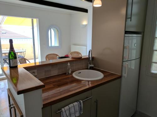 une cuisine avec un évier et un comptoir avec un miroir dans l'établissement Citilet 4 Duplex, funky with large terrace, à Cannes