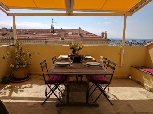 une table et des chaises sur une terrasse avec vue dans l'établissement Citilet 4 Duplex, funky with large terrace, à Cannes