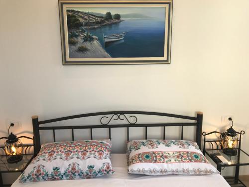 ein Schlafzimmer mit einem Bett mit einem Bild an der Wand in der Unterkunft Luxury Apartment Valentina in Split