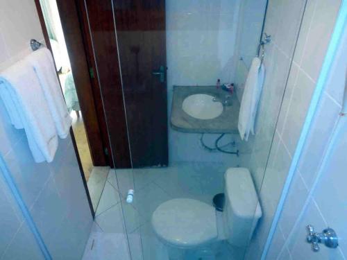a bathroom with a toilet and a sink at Pousada Mareilha in Ilhabela