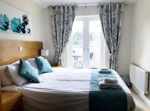 - une chambre avec un grand lit et une fenêtre dans l'établissement Hartford Court, à Bournemouth