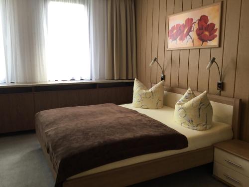 Ein Bett oder Betten in einem Zimmer der Unterkunft Pension Am Kirschberg